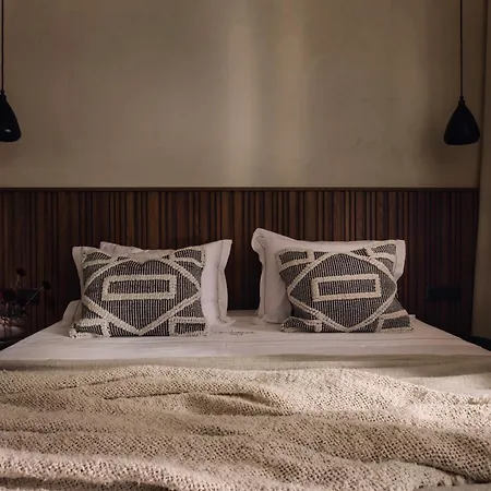 Valerozo - Exclusive Beachside Experience أمودي