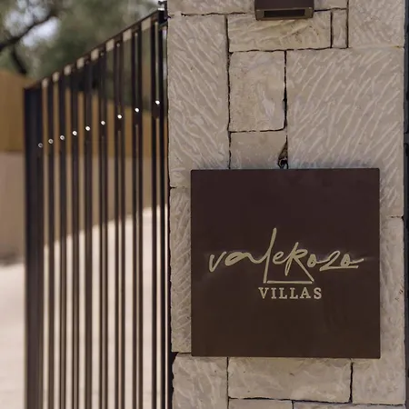Valerozo - Exclusive Beachside Experience أمودي